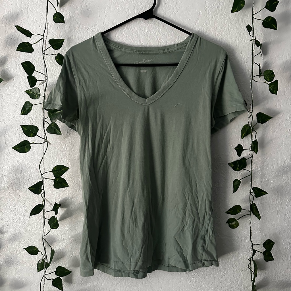 Universal Thread Vneck